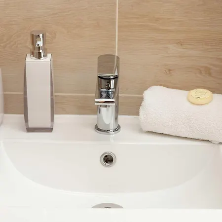 Bright Near Motlawa River In By Renters Lägenhet