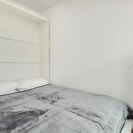 Bright Near Motlawa River In By Renters Apartment *