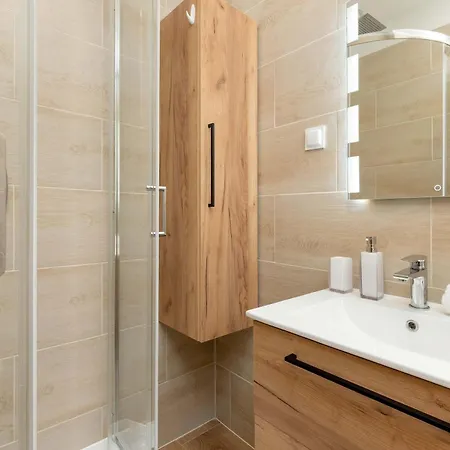 Bright Near Motlawa River In By Renters דירה *